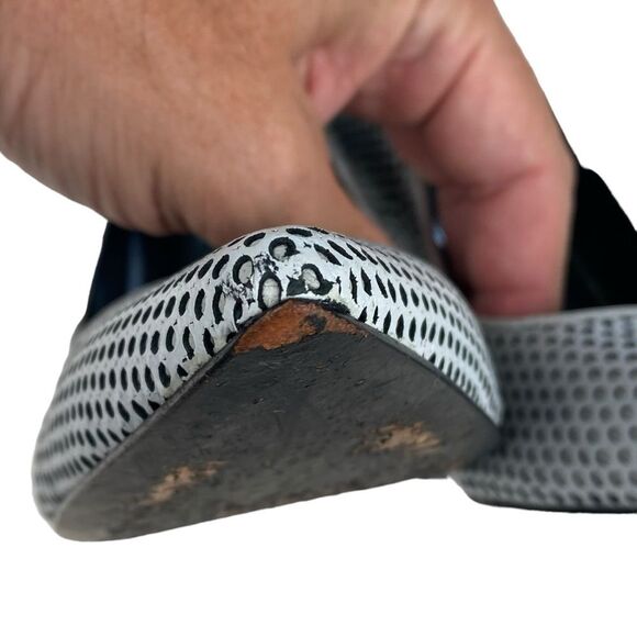 L.A.M.B. Perforated Leather Pointed Toe Stiletto Pumps Shoe Y2K Sz 9 Light Gray - Picture 12 of 13